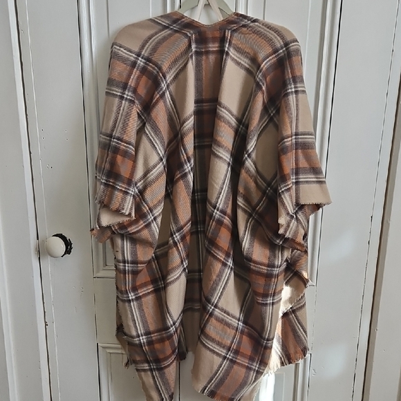 Plaid Tan Poncho - Picture 3 of 4